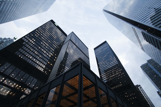 Consultant indépendant travaillant sur son réseau d'affaires